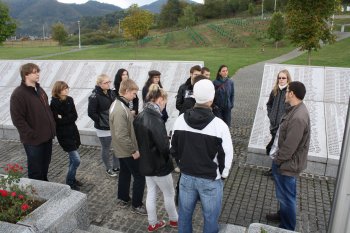 På begraviningsplatsen i Srebrenica